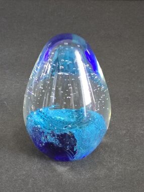 VTG MURANO Style Paperweight Art Glass Egg Shape Controlled Bubbles Blue 3.25"